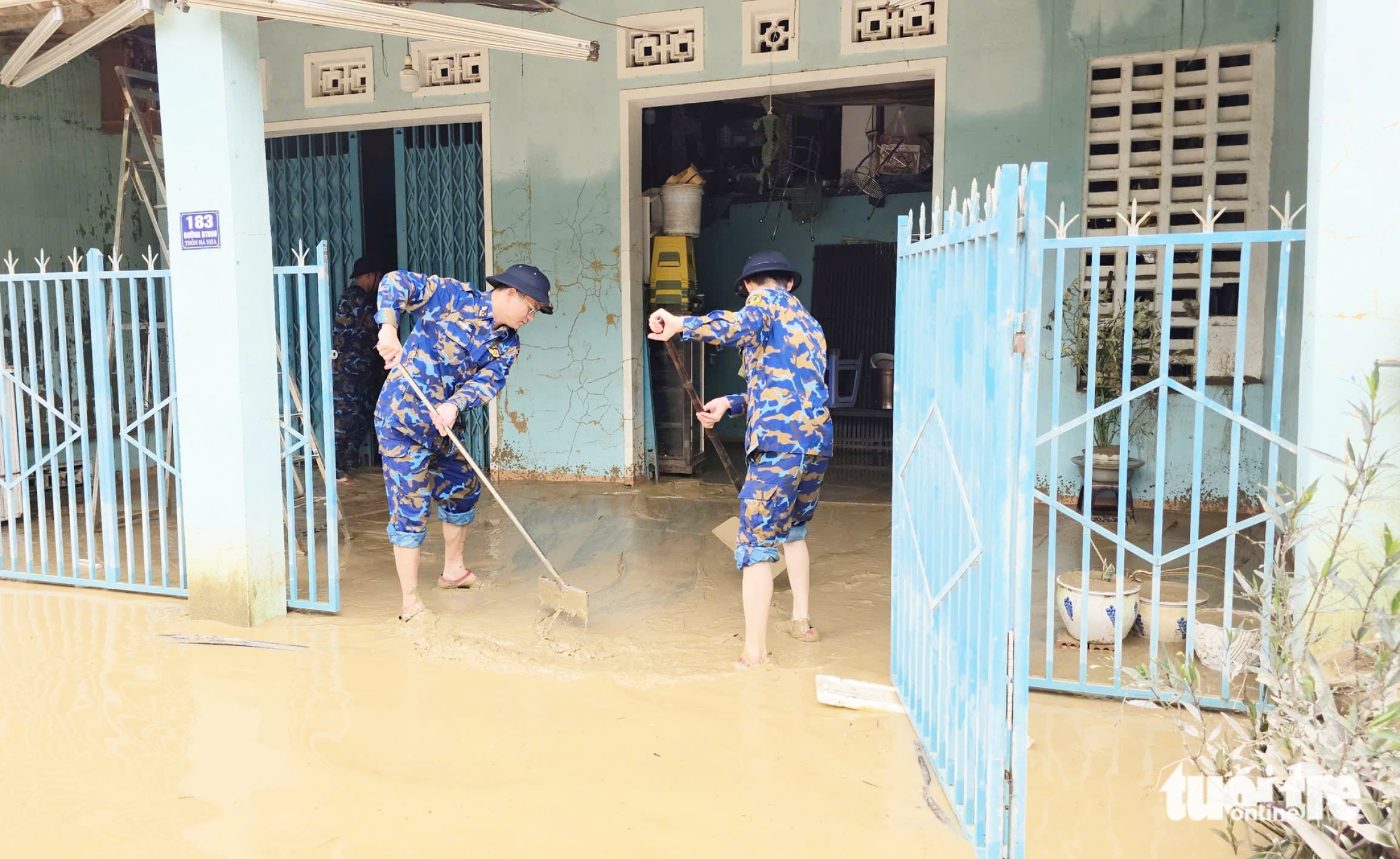 洪水中心的恐怖之夜和四天三次水位涨落